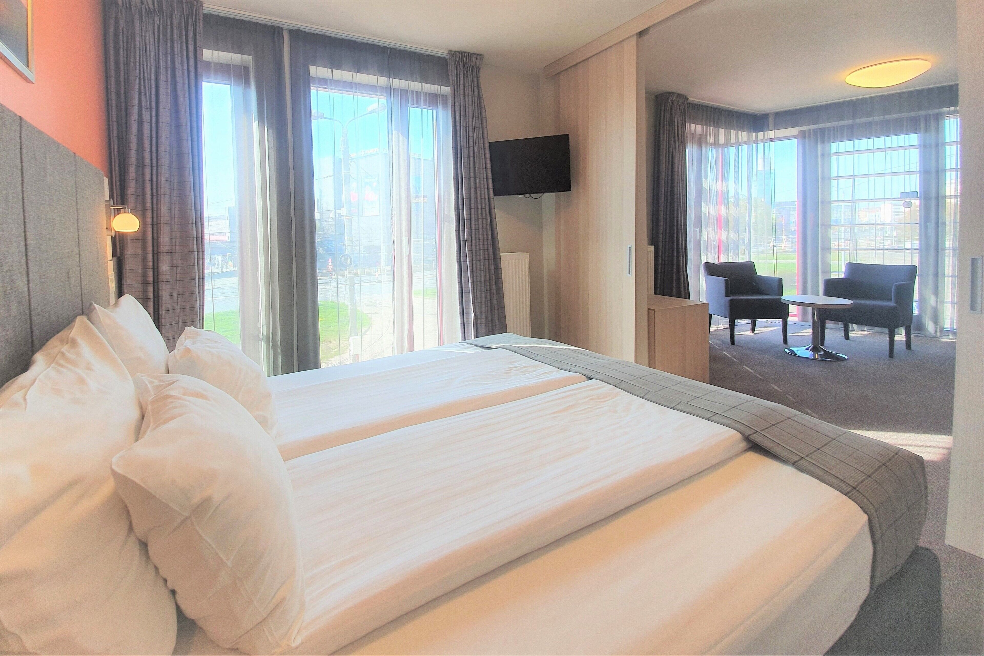 Suíte | Sala de estar | TV LCD 32 cm com canais via satélite, TV