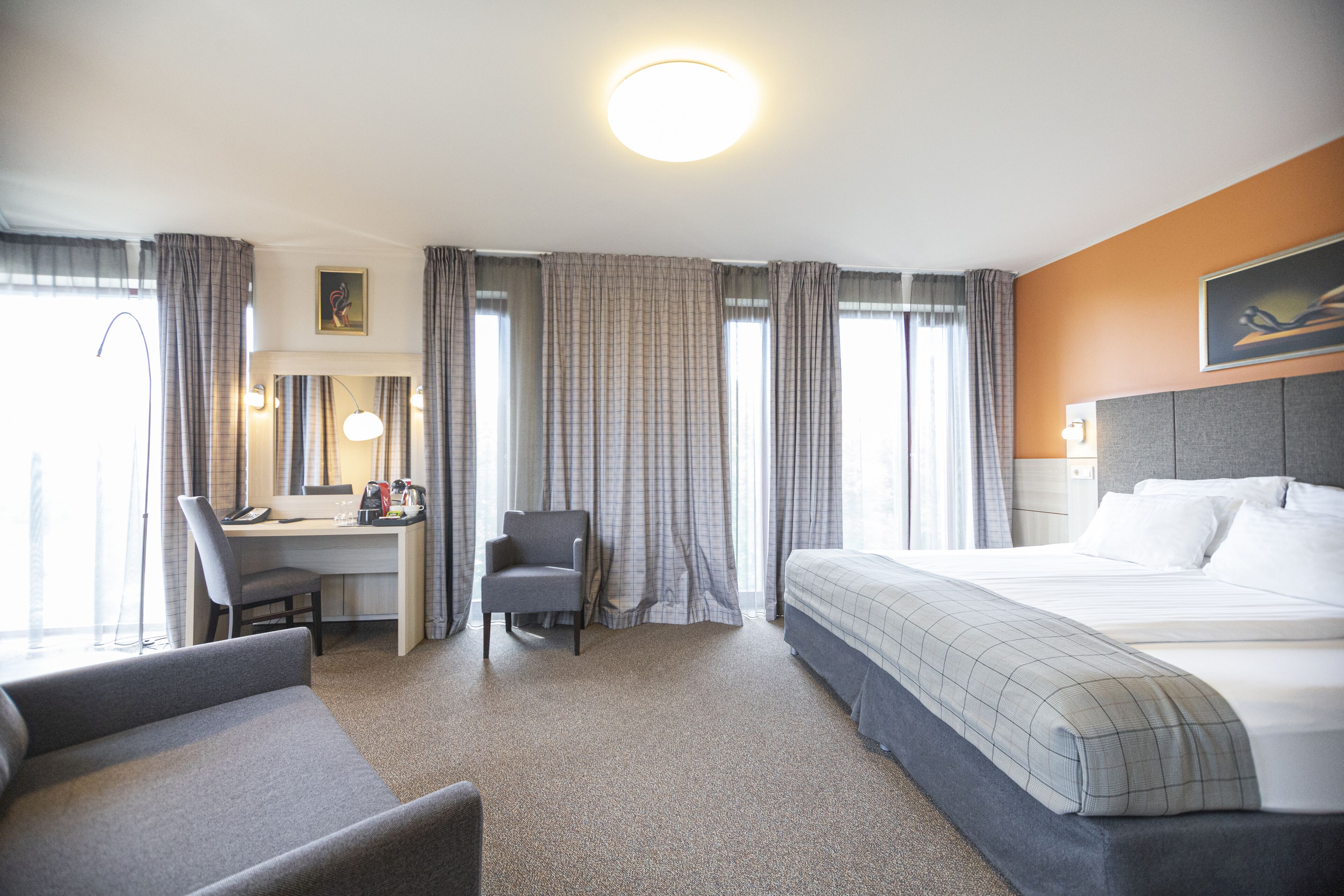 2 bedrooms, minibar, in-room safe, desk