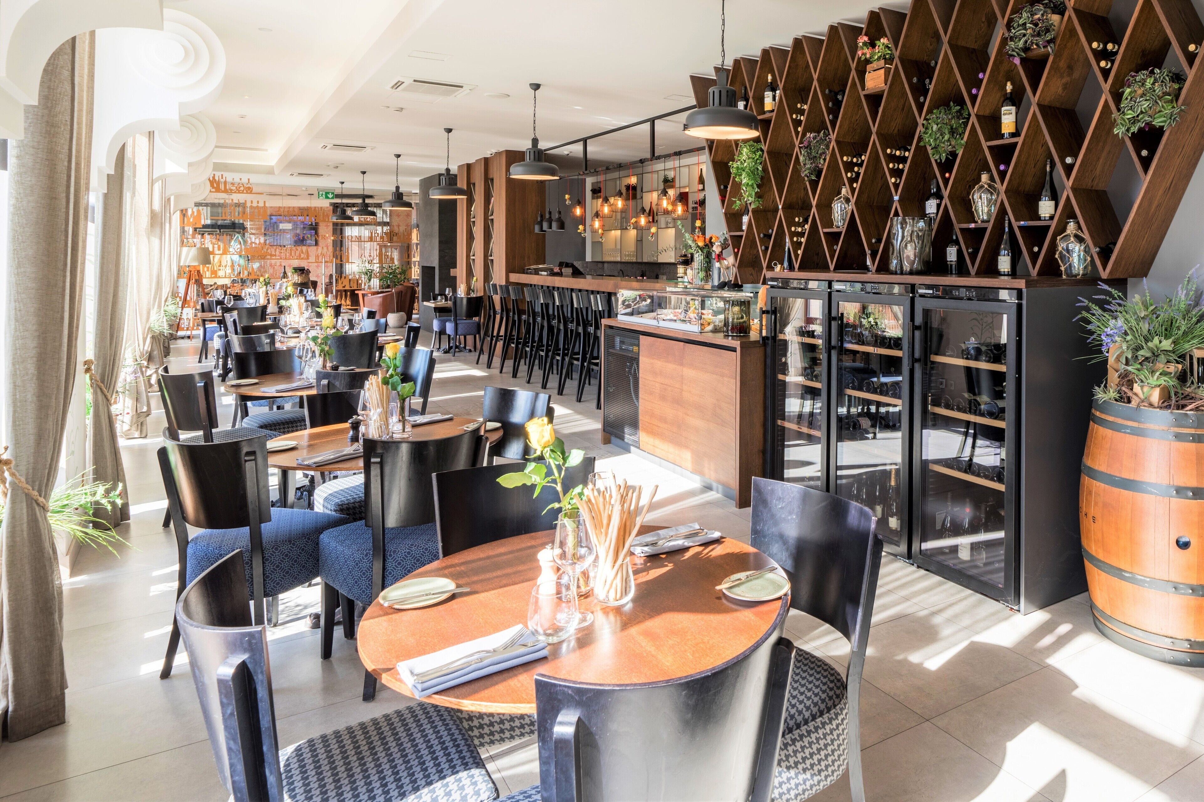 S&#x27;hi serveixen plats de cuina internacional 