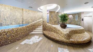 Minibar, caja de seguridad en la habitación y escritorio