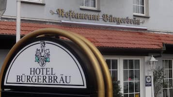 Ein Hotelschild mit dem Namen "HOTEL BURGERBRÄU" und einem Wappen.