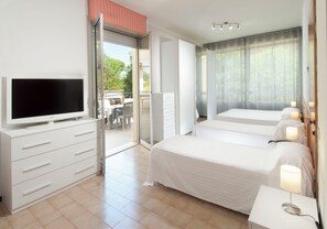 Family | In-room safe, desk, soundproofing, iron/ironing board - Hotel Le Querce (Senigallia)