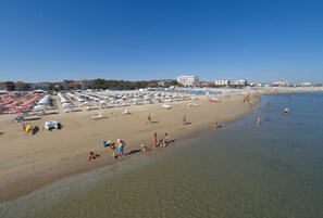 Private beach nearby, white sand, sun loungers, beach umbrellas - Hotel Le Querce (Senigallia)