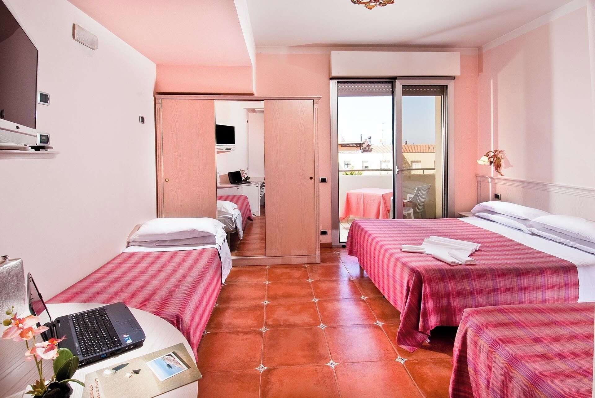 Coffres-forts dans les chambres, bureau, chambres insonorisées