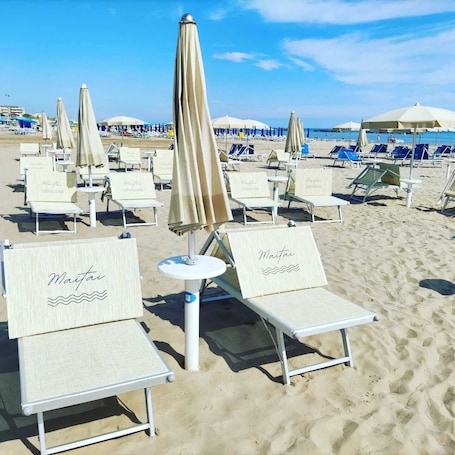 Playa privada en los alrededores, arena blanca