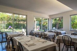 供应早餐、午餐和晚餐，地方菜