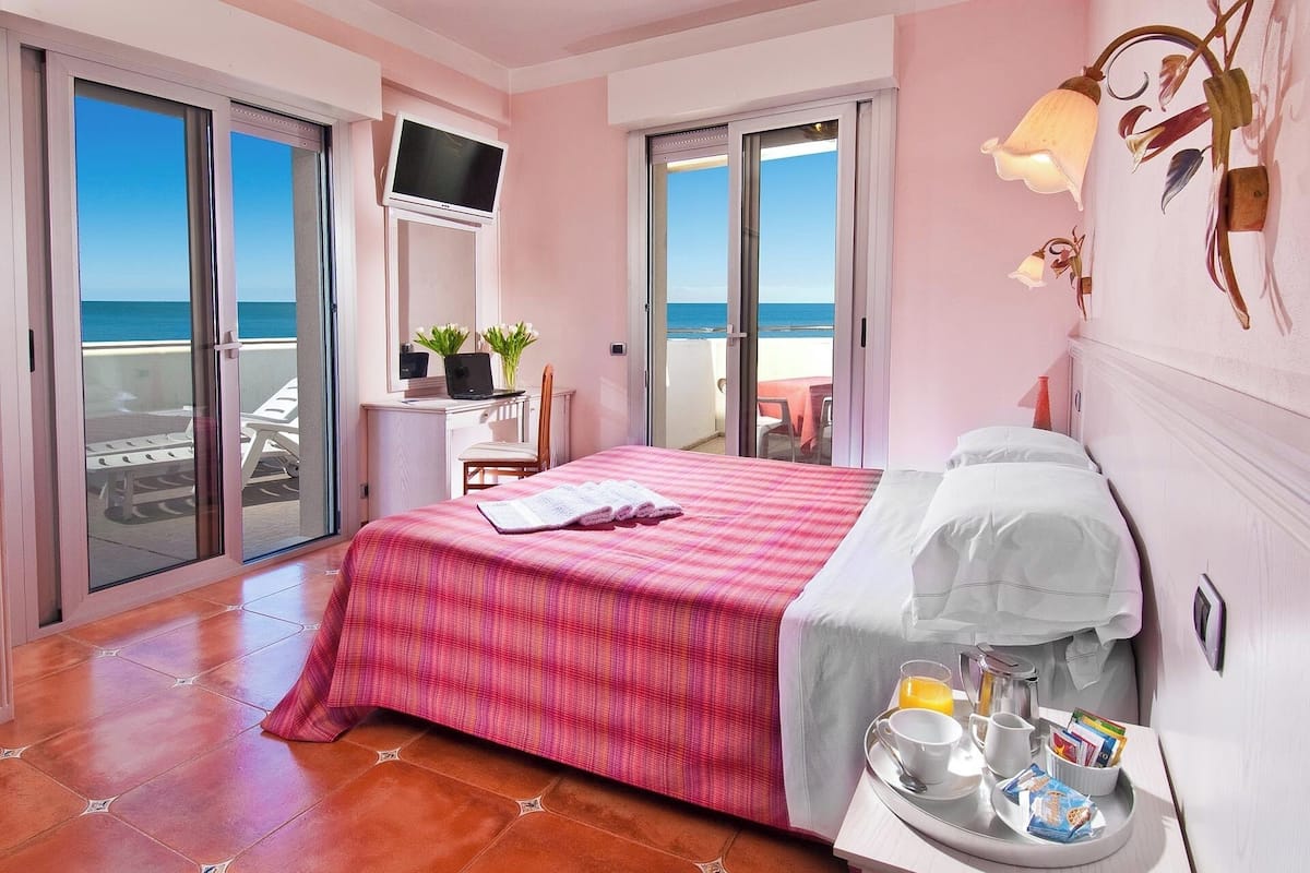 Sky Plus Matrimoniale | In-room safe, desk, soundproofing, iron/ironing board