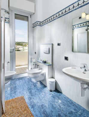 Cofres nos quartos, escrivaninha, quartos à prova de som