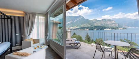 Suite Panoramique, vue lac | Couette en duvet d'oie, minibar, coffres-forts dans les chambres, bureau