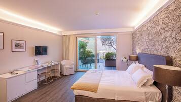 Suite junior, vistas parciales al lago | Edredones de plumas, minibar, caja fuerte y escritorio