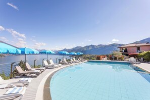 Seasonal outdoor pool, pool umbrellas, pool loungers - Borgo Le Terrazze (Bellagio)