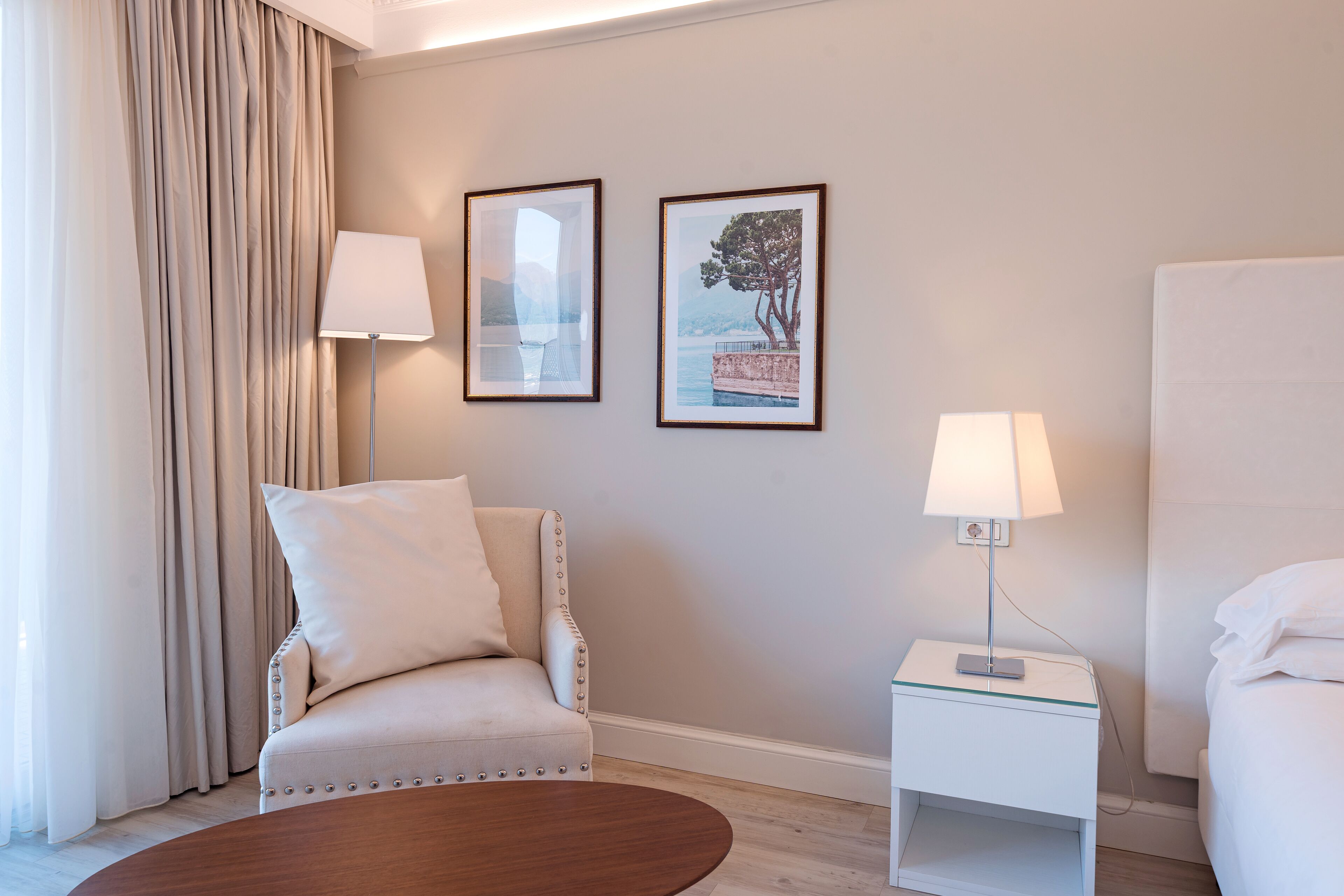 Suite junior, vista al lago | Edredón, minibar, caja de seguridad en la habitación y escritorio 