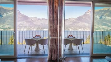 Suite – junior, utsikt mot innsjø | Dundyner, minibar, safe på rommet og skrivebord