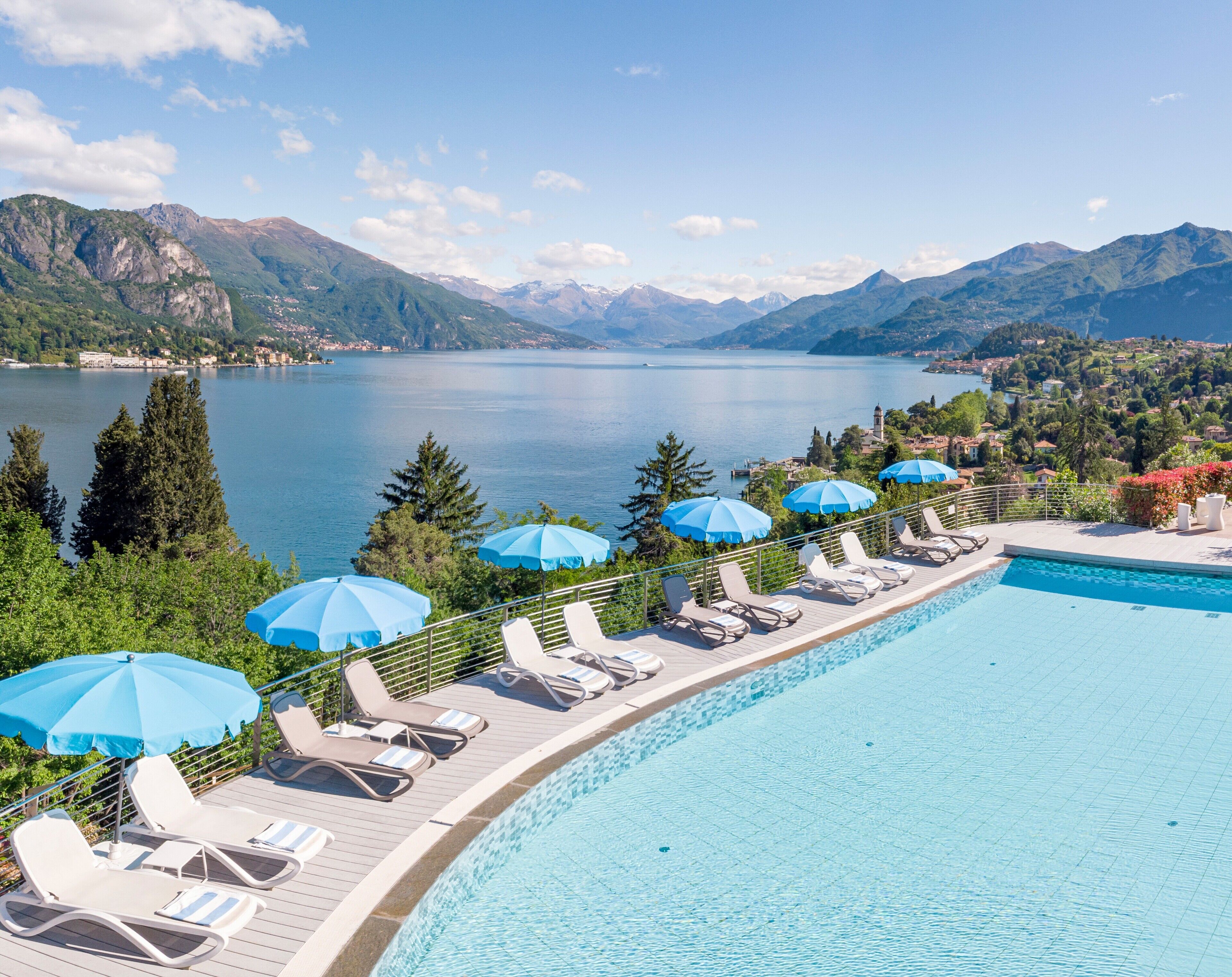 Alberca al aire libre por temporada y sombrillas en la alberca 