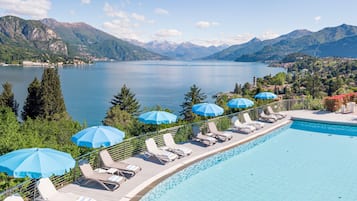 Alberca al aire libre por temporada y sombrillas en la alberca