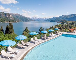Piscine extérieure (ouverte en saison), parasols de plage