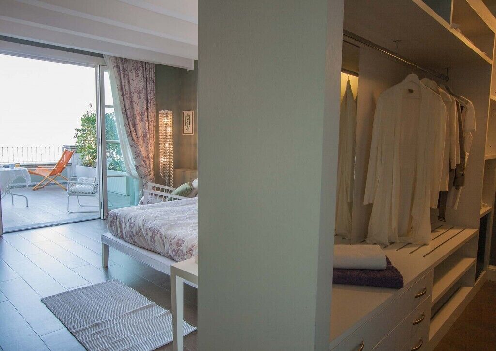 Dobbelt- eller tomannsrom – deluxe, utsikt mot innsjø | Dundyner, minibar, safe på rommet og skrivebord