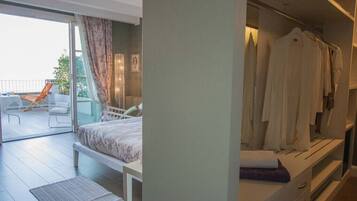 Dobbelt- eller tomannsrom – deluxe, utsikt mot innsjø | Dundyner, minibar, safe på rommet og skrivebord