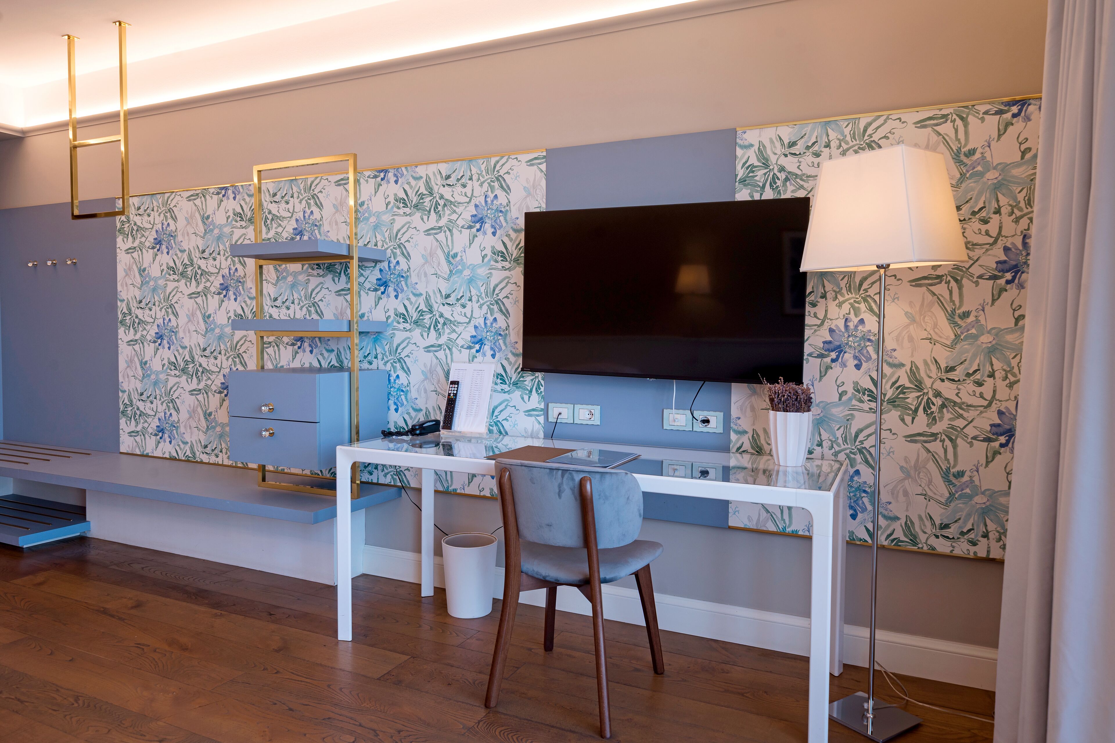 Junior-Suite, Seeblick | Daunenbettdecken, Minibar, Zimmersafe, Schreibtisch