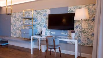 Junior-Suite, Seeblick | Daunenbettdecken, Minibar, Zimmersafe, Schreibtisch