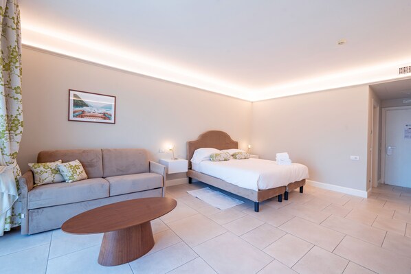 Junior Suite, Partial Lake View | Gebar bulu kapas, bar mini, peti besi dalam bilik, meja 