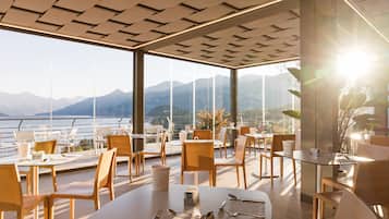 Café da manhã com buffet grátis todos os dias