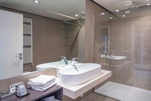 Junior Suite, Lake View | Bathroom