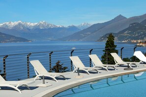 Una piscina al aire libre de temporada, sombrillas