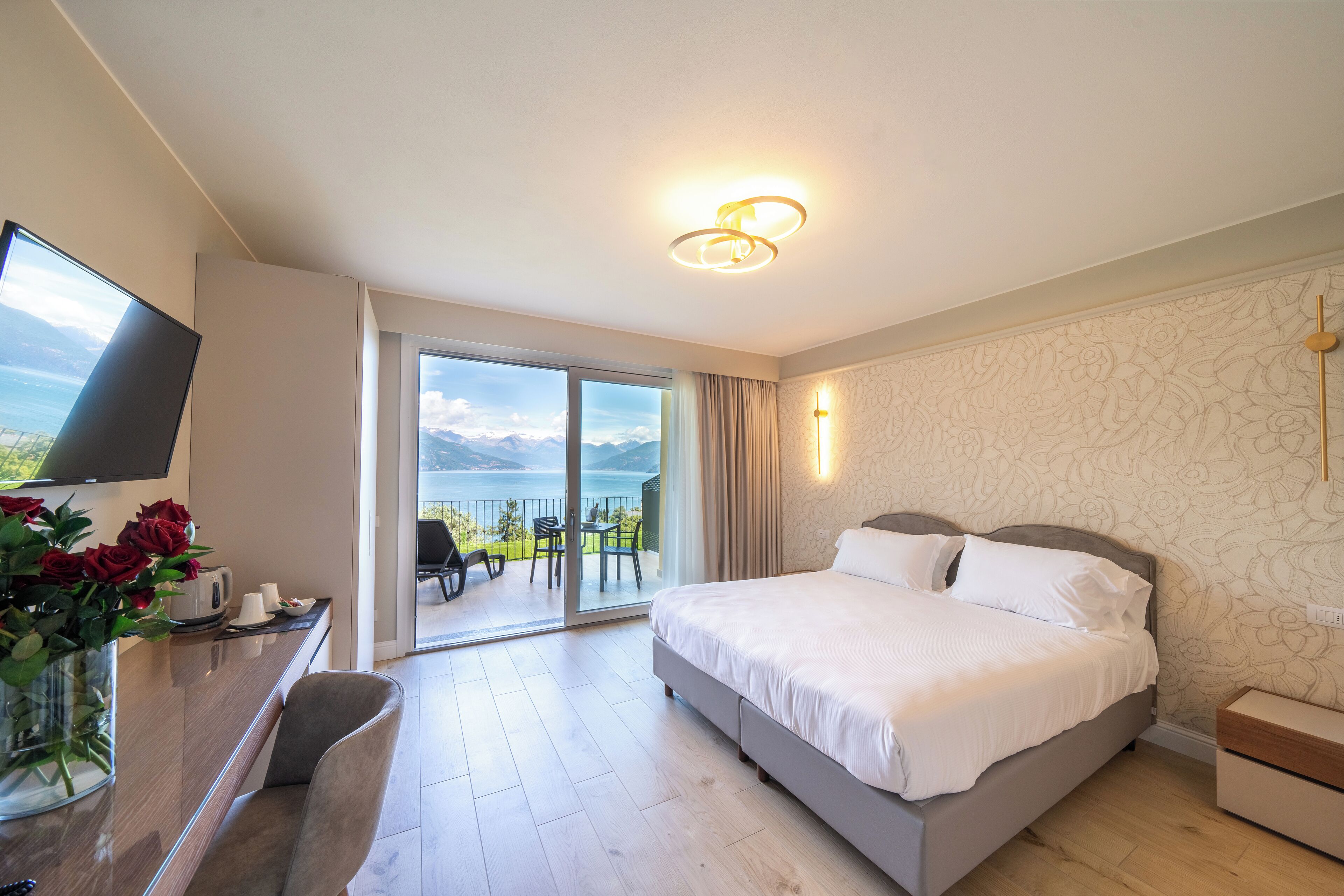 Deluxe-Doppel- oder -Zweibettzimmer, Seeblick | Daunenbettdecken, Minibar, Zimmersafe, Schreibtisch