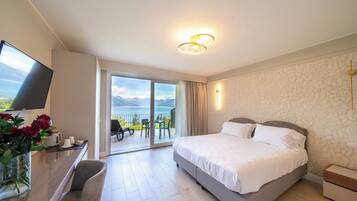 Deluxe-Doppel- oder -Zweibettzimmer, Seeblick | Daunenbettdecken, Minibar, Zimmersafe, Schreibtisch