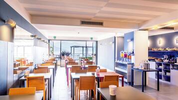 TĂ€gliches inbegriffenes FrĂŒhstĂŒcksbuffet