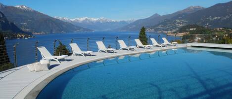 Een seizoensgebonden buitenzwembad en parasols bij het zwembad