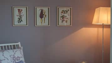 Living area | 42-inch Smart TV with satellite channels