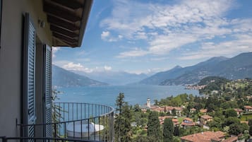 Condo, vista al lago | Balcón