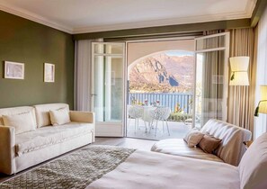 Phòng Suite Junior, quang cảnh hồ | Chăn bông, minibar, két bảo mật tại phòng, bàn 