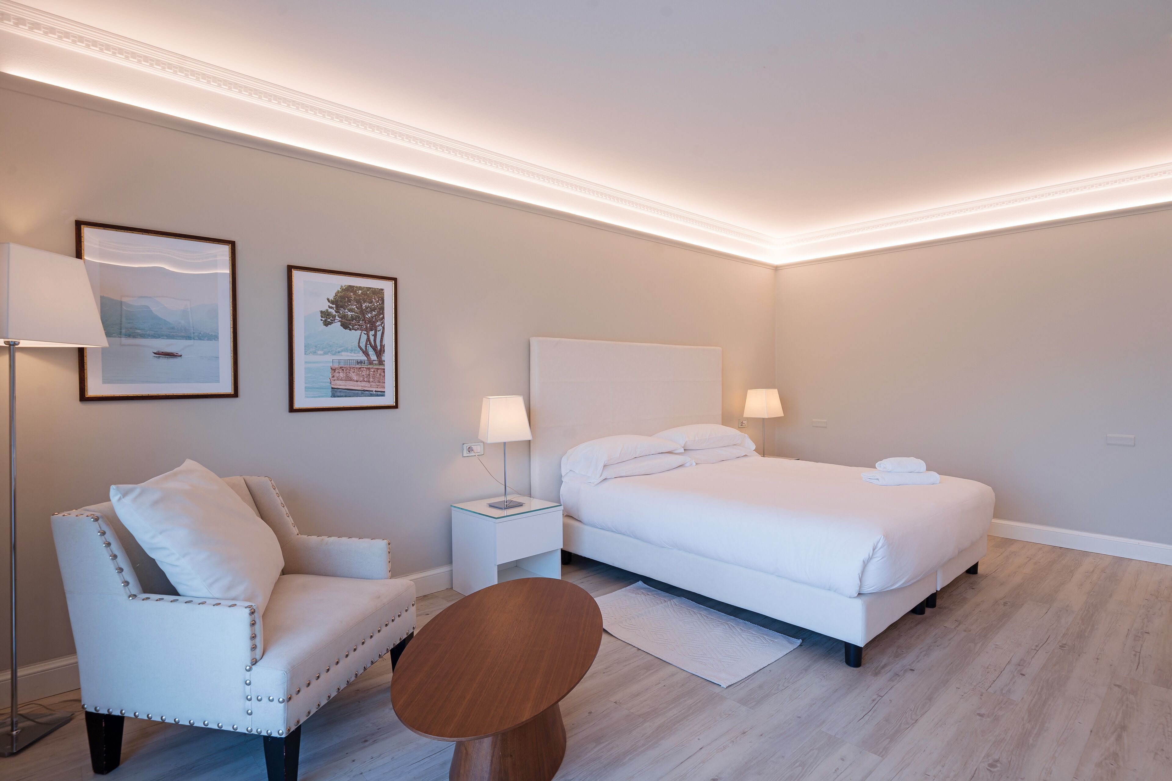 Junior-Suite, Seeblick | Daunenbettdecken, Minibar, Zimmersafe, Schreibtisch