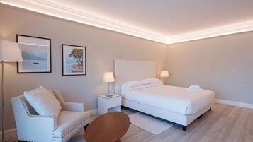 Junior-Suite, Seeblick | Daunenbettdecken, Minibar, Zimmersafe, Schreibtisch