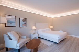 Suite junior, vistas al lago | Edredones de plumas, minibar, caja fuerte y escritorio