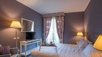 Leilighet, utsikt mot innsjø | Dundyner, minibar, safe på rommet og skrivebord