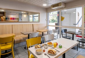 Desayuno buffet todos los días (con cargo)