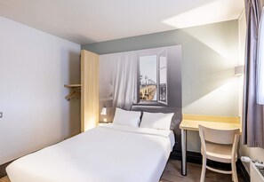 Hochwertige Bettwaren, Schreibtisch, schallisolierte Zimmer
