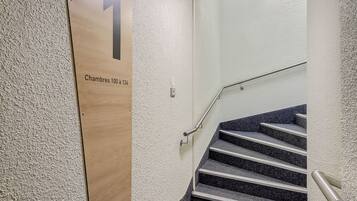 Un escalier muni d’une rampe et d’une indication signalant le numéro de la pièce : 1.