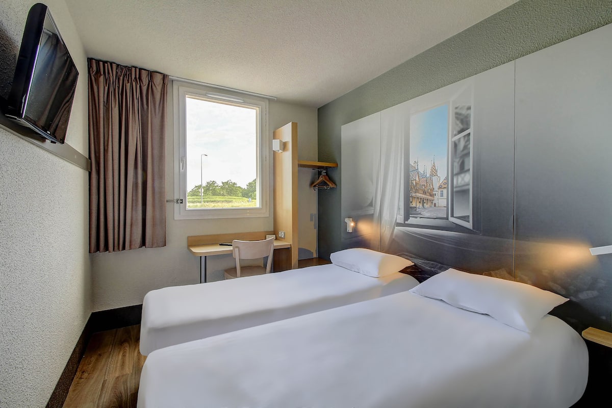 Muebles diferentes, escritorio y cortinas blackout