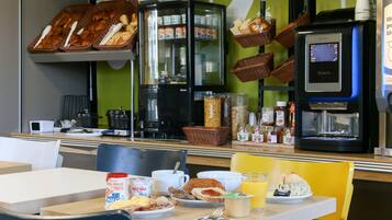 Petit déjeuner buffet servi tous les jours en supplément