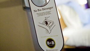 A hotel room door with a keycard reader and a keycard with a message in French. - B&B HOTEL Fréjus Roquebrune-sur-Argens (Roquebrune-sur-Argens)