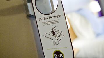 Premium bedding, desk, soundproofing, free cribs/infant beds