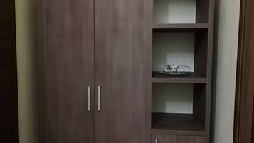 Een garderobe met twee deuren en drie planken.