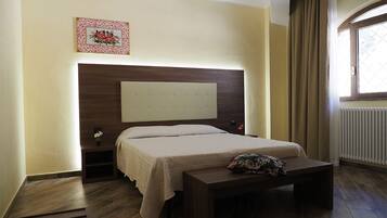 Tweepersoonskamer | Hypoallergeen beddengoed, donsdekens, een kluis op de kamer, een bureau