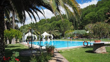 Una piscina al aire libre de temporada