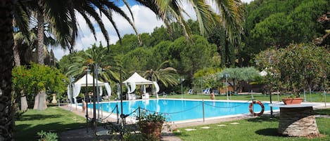 Piscine extérieure en saison